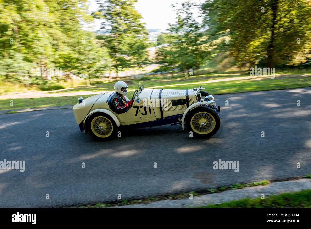 V.S.C.C. Prescott Speed Hill Climb event, Prescott Hill, Gotherington, Gloucestershire, Angleterre, ROYAUME-UNI. 2 et 3 août 2025. Les membres du Vintage Sports car Club (V.S.C.C.) qui participent au championnat de vitesse de la ronde 5 du club à l'historique Prescott Hill Climb. Cet événement de deux jours (essais samedi / course dimanche) avec plus de 270 voitures en action tout au long du week-end, fabriqués dès les années 10 et jusqu'à la fin des années 30 pour les voitures de sport et berlines et les voitures de course pré-1941 et la gamme de l'Austin 7, Bugatti, Ford modèle A etc.cet événement est organisé en utilisant le court parcours. Banque D'Images