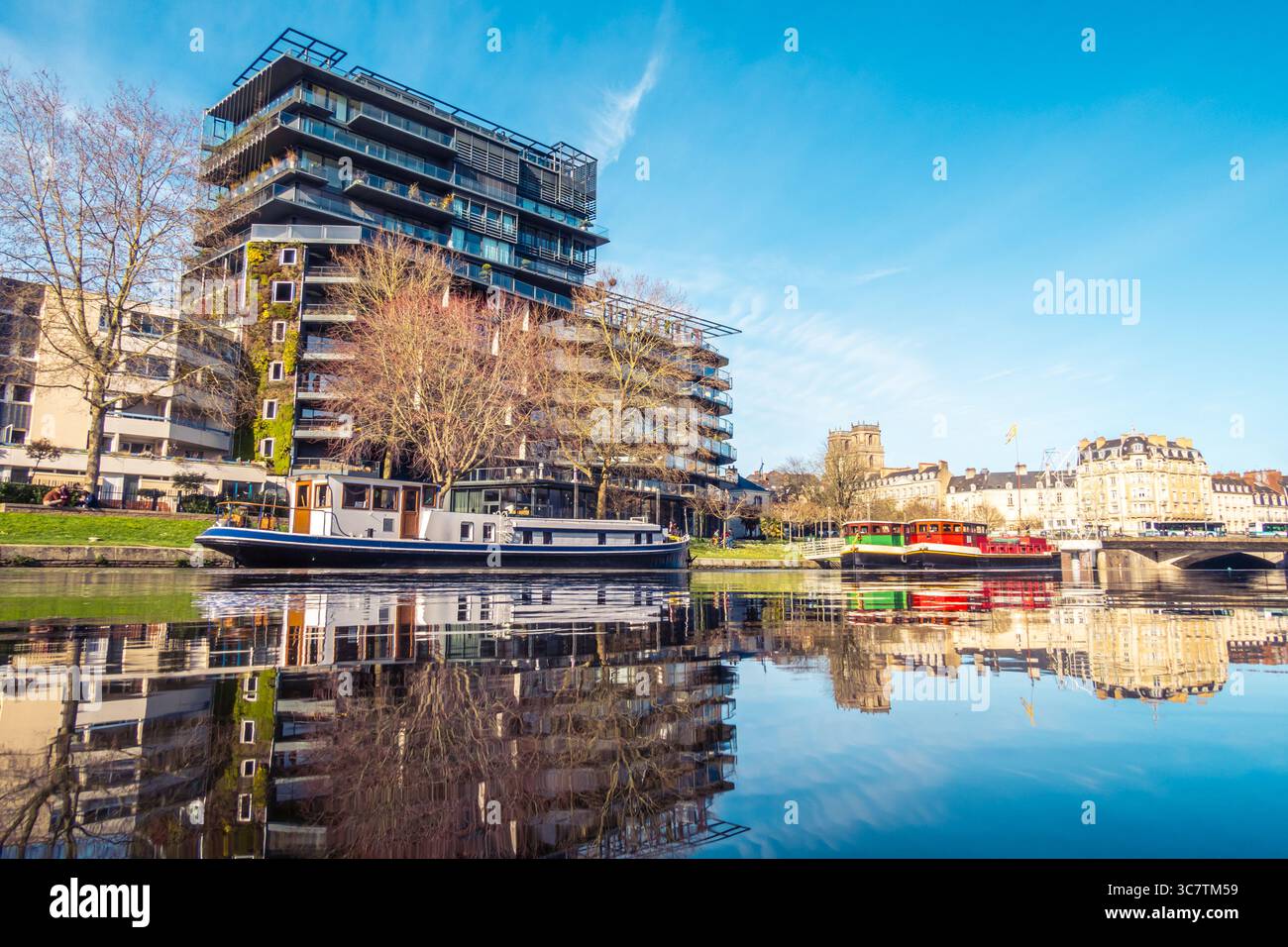 Rennes, France - 26 septembre 2021 : péniches et bâtiments modernes vus des quais de la Prevalaye sur la Vilaine à Rennes, Bretagne, France Banque D'Images