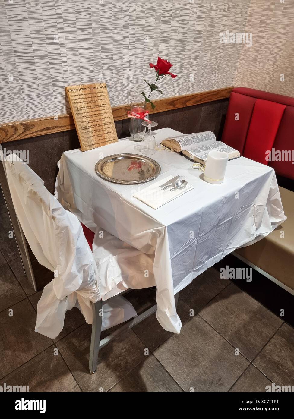 Table set vide dans le restaurant, se souvenant prisonnier de guerre / disparu en action ; table POW / MIA, table homme manquant, table camarades tombés Banque D'Images