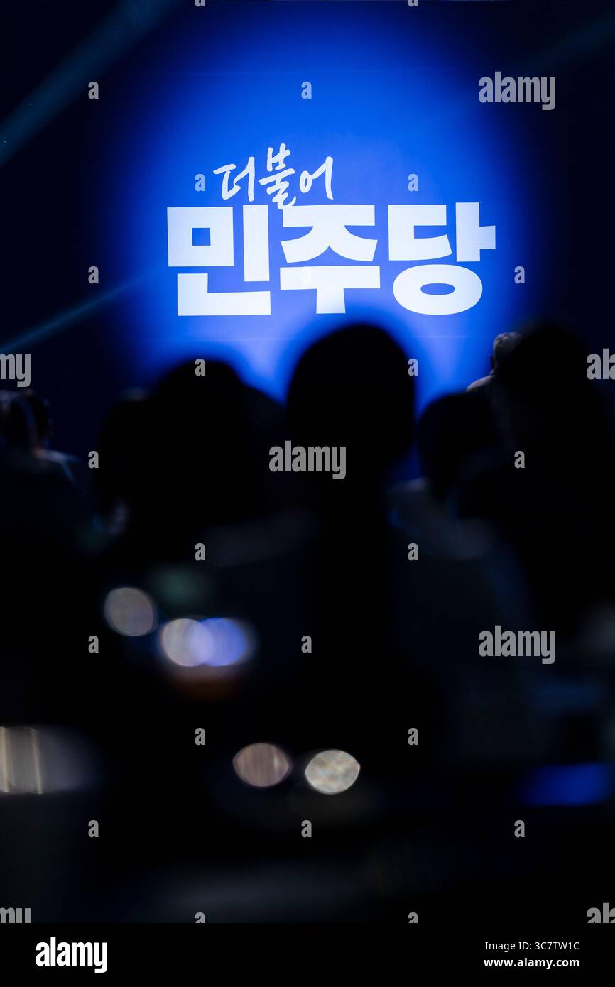 Goyang, Séoul, Corée. 2 août 2025. Le 2 août, le Parti démocratique de Corée a tenu une convention nationale du parti au KINTEX à Goyang, dans la province de Gyeonggi, pour élire un nouveau chef du parti et des membres du Conseil suprême. Les candidats à la tête du parti étaient le n° 1 Jung Cheong-rae et le n° 2 Park Chan-dae. Jung Cheong-rae a été élu nouveau chef du parti avec 61 pour cent des voix. Le logo du Parti démocrate a été affiché à la convention (crédit image : © Suh Jeen Moon/ZUMA Press Wire) USAGE ÉDITORIAL SEULEMENT ! Non destiné à UN USAGE commercial ! Banque D'Images