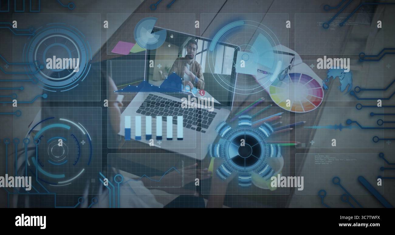 Concepteur travaillant à distance sur le bureau, avec ordinateur portable, roue de couleur, crayons de couleur, notes autocollantes Banque D'Images