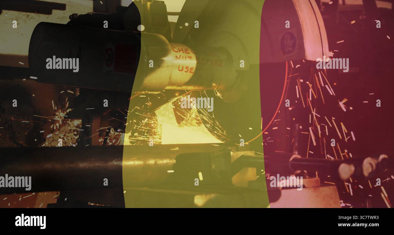 Meulage de tuyau métallique sur meuleuse de banc à l'atelier de métal, avec douche d'étincelles à proximité Banque D'Images