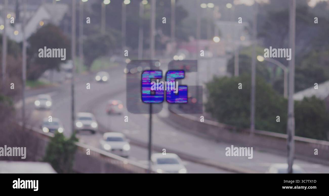 Panneau de recouvrement 5G numérique scintillant planant au-dessus de l'autoroute à plusieurs voies, montrant la connectivité sans fil Banque D'Images