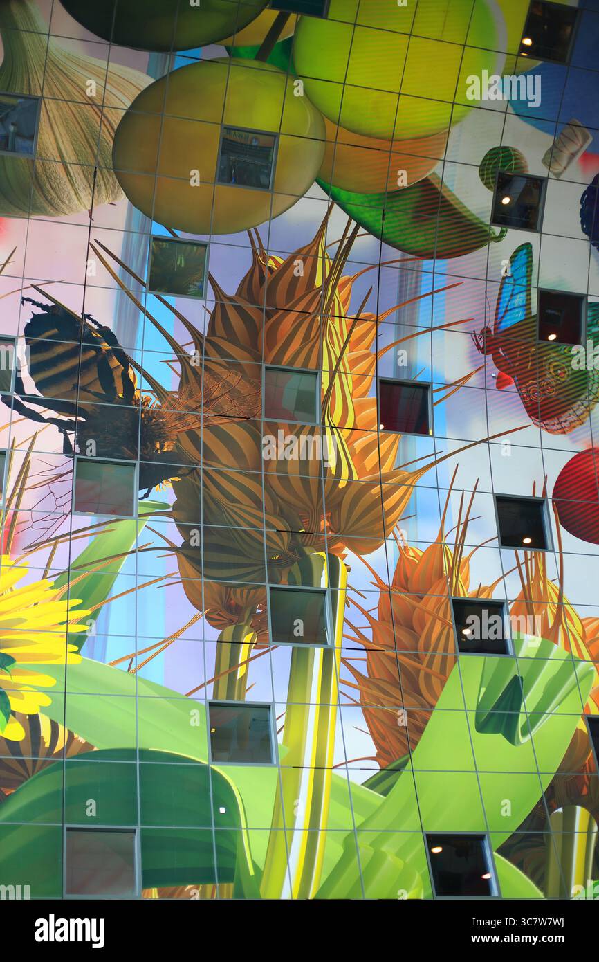 Rotterdam, pays-bas 16-07-25. Intérieur de la salle de marché (Mark Thal). Tout le plafond a été décoré avec des peintures colorées de la nature Banque D'Images