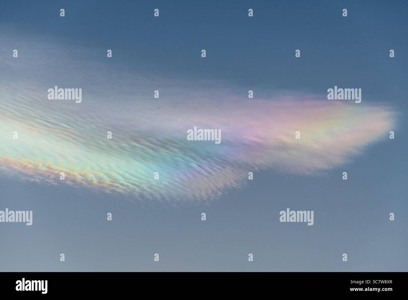 Les nuages arc-en-ciel au coucher du soleil, les nuages irisés, sont un phénomène optique coloré qui se produit lorsque la lumière du soleil interagit avec les gouttelettes d'eau Banque D'Images