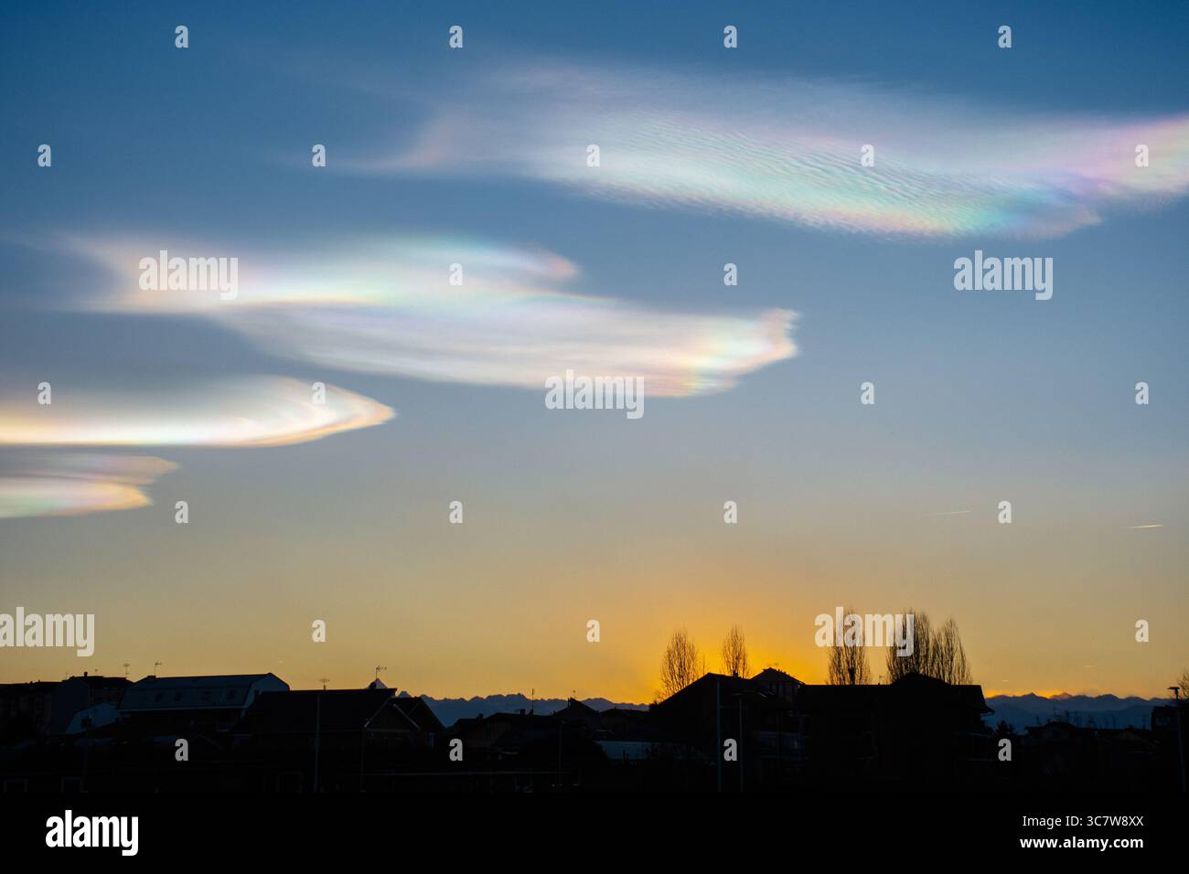 Les nuages arc-en-ciel au coucher du soleil, les nuages irisés, sont un phénomène optique coloré qui se produit lorsque la lumière du soleil interagit avec les gouttelettes d'eau Banque D'Images