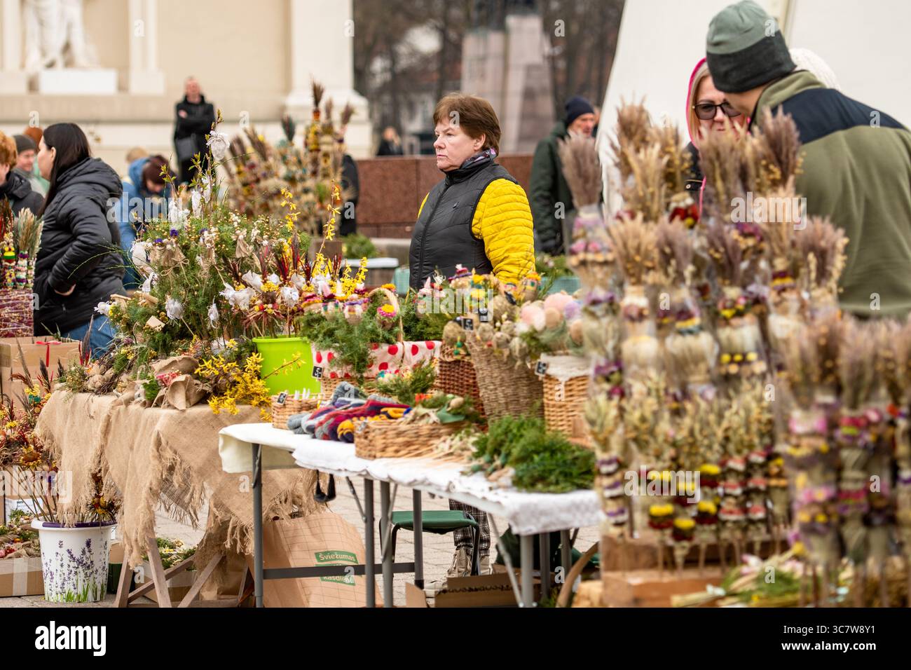 Femme âgée vendant des verbos, décorations artisanales traditionnelles faites à partir de fleurs séchées et de plantes, près de la cathédrale de Vilnius, Lituanie Banque D'Images