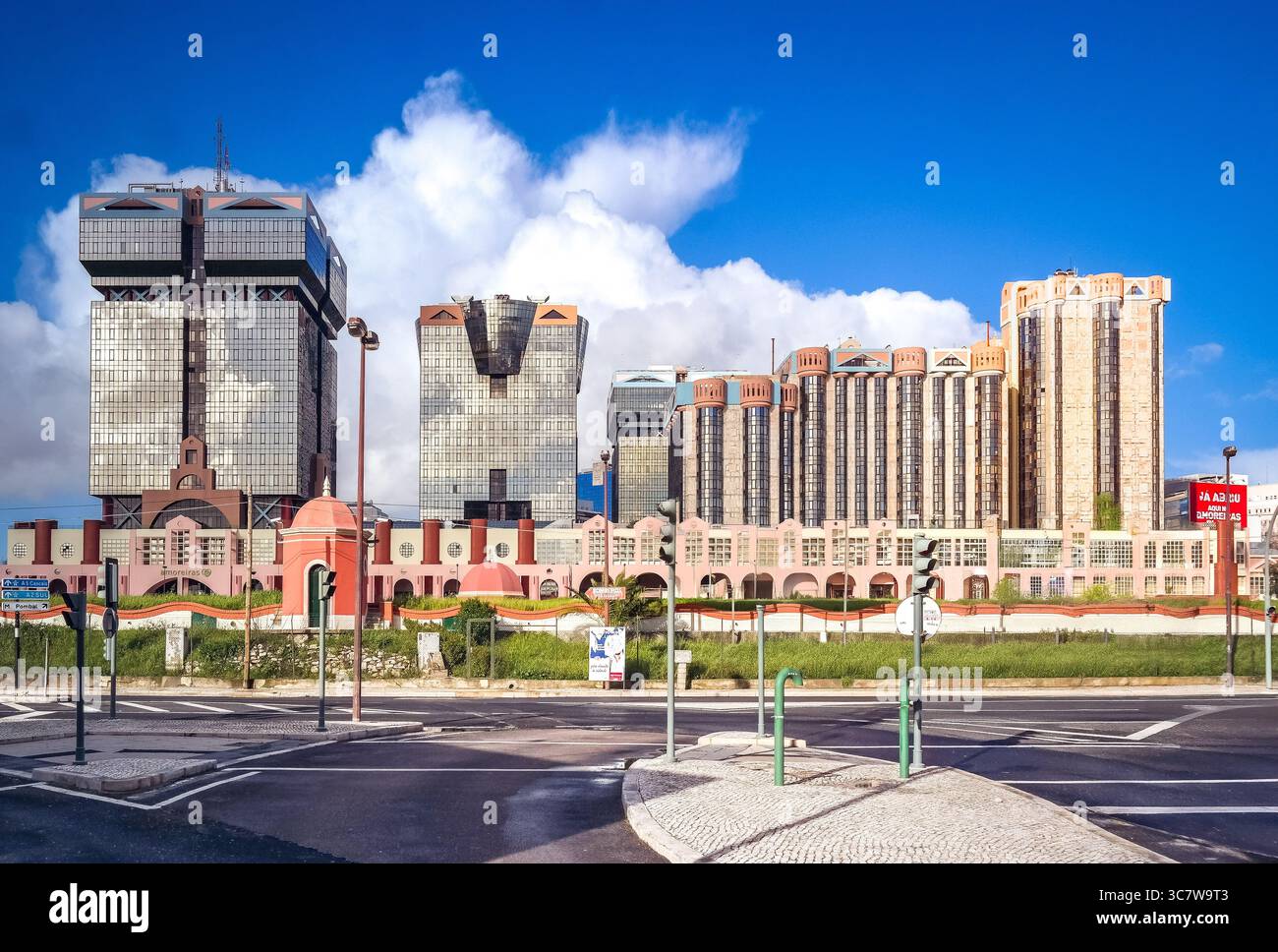 Tours de bureaux postmodernes du complexe Amoreiras à Lisbonne, Portugal, architecture audacieuse sous un ciel bleu vif. Architecte : Tomás Taveira Banque D'Images