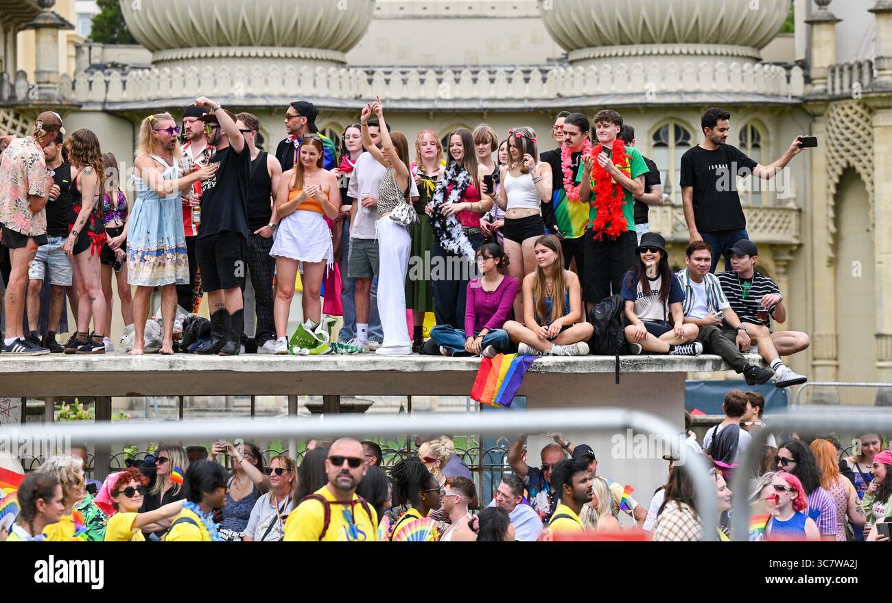 Brighton UK 2 août 2025 - des milliers de personnes participent au défilé et aux célébrations de la Brighton & Hove Pride ce week-end. Reconnu comme le festival international de la fierté le plus populaire, Brighton & Hove Pride attire un public diversifié du monde entier et est UKÕs attraction touristique annuelle la plus populaire de la ville : Credit Simon Dack /Alamy Live News Banque D'Images