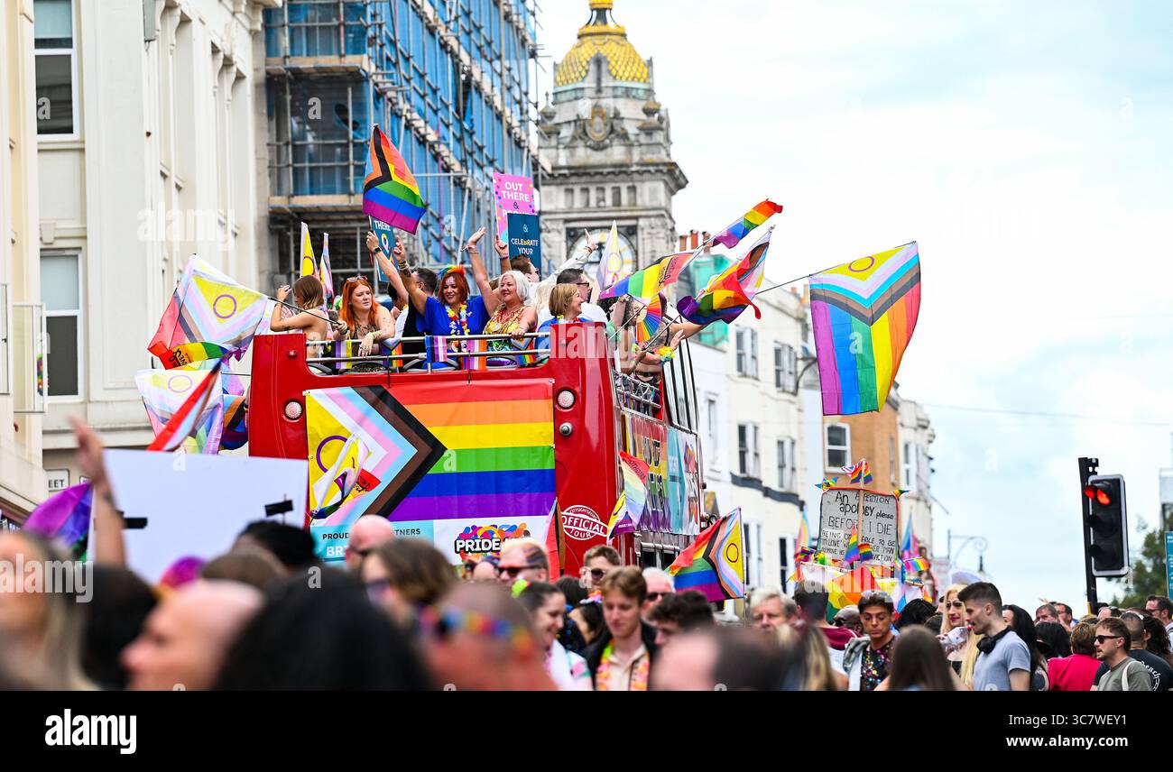 Brighton UK 2 août 2025 - des milliers de personnes participent au défilé et aux célébrations de la Brighton & Hove Pride ce week-end. Reconnu comme le festival international de la fierté le plus populaire, Brighton & Hove Pride attire un public diversifié du monde entier et est UKÕs attraction touristique annuelle la plus populaire de la ville : Credit Simon Dack /Alamy Live News Banque D'Images