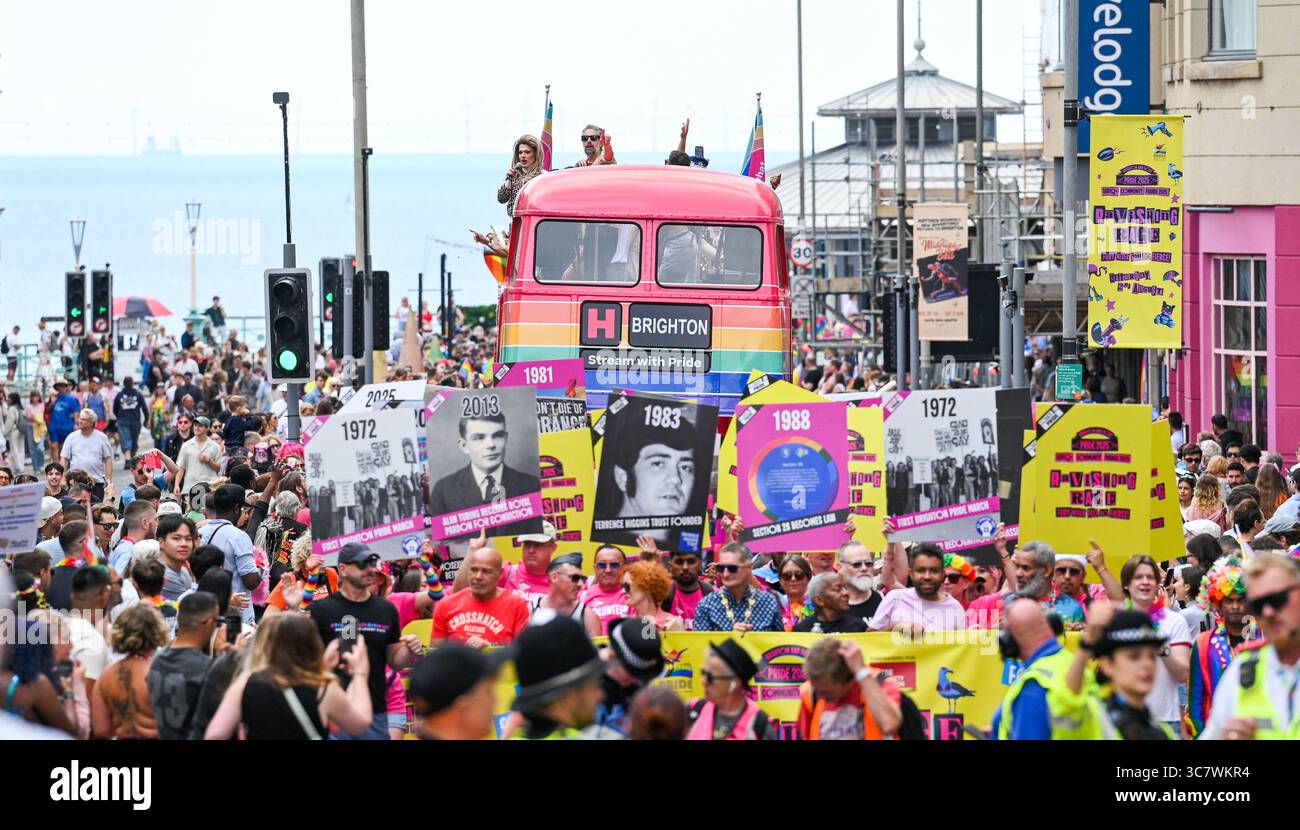 Brighton UK 2 août 2025 - des milliers de personnes participent au défilé et aux célébrations de la Brighton & Hove Pride ce week-end. Reconnu comme le festival international de la fierté le plus populaire, Brighton & Hove Pride attire un public diversifié du monde entier et est UKÕs attraction touristique annuelle la plus populaire de la ville : Credit Simon Dack /Alamy Live News Banque D'Images