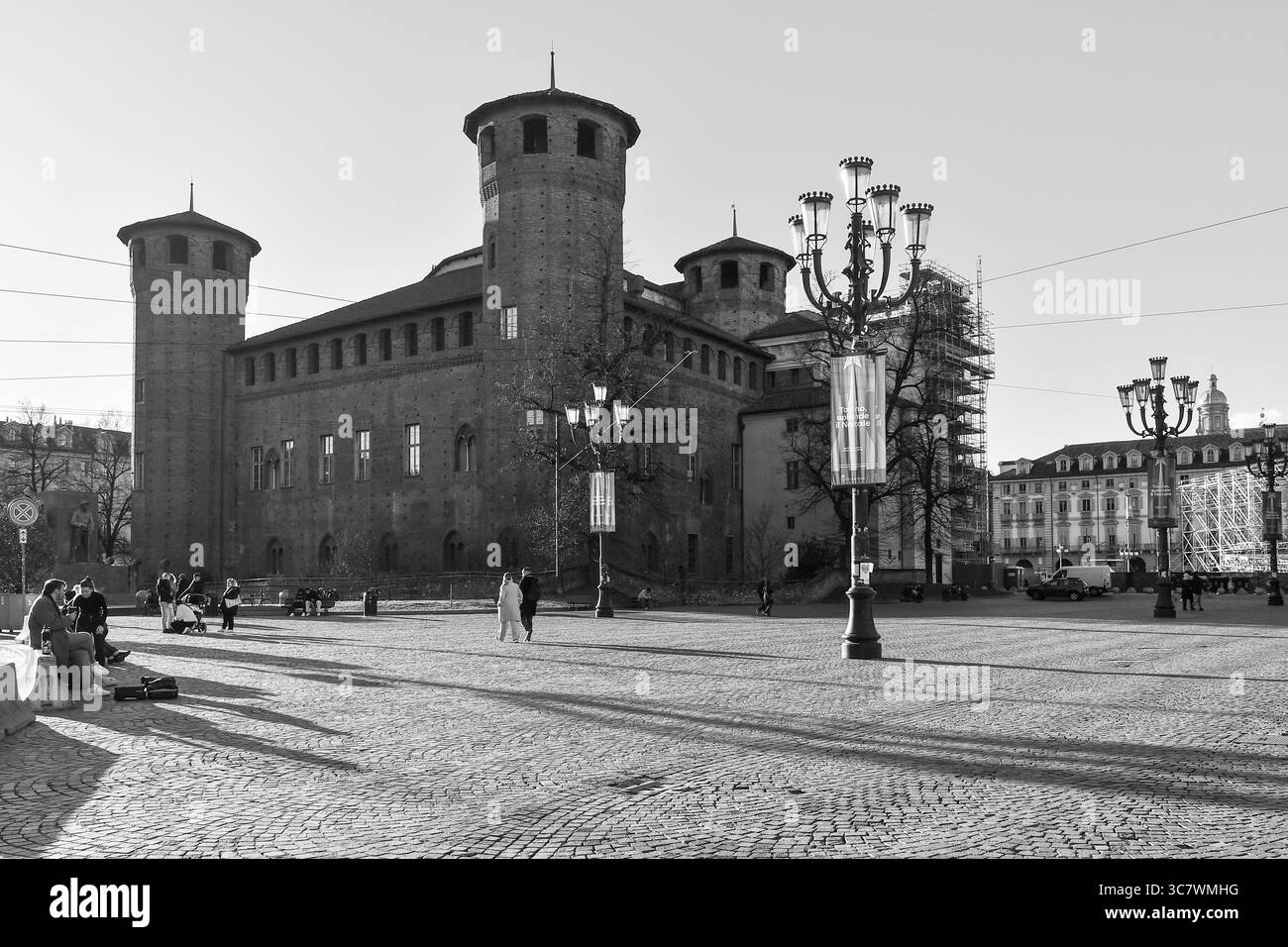 Noir et blanc. Palazzo Madama et Casaforte degli Acaja (première c. av. J.-C. - 18e s.), site du patrimoine mondial de l'UNESCO, Piazza Castello, Turin, Piémont, Italie Banque D'Images