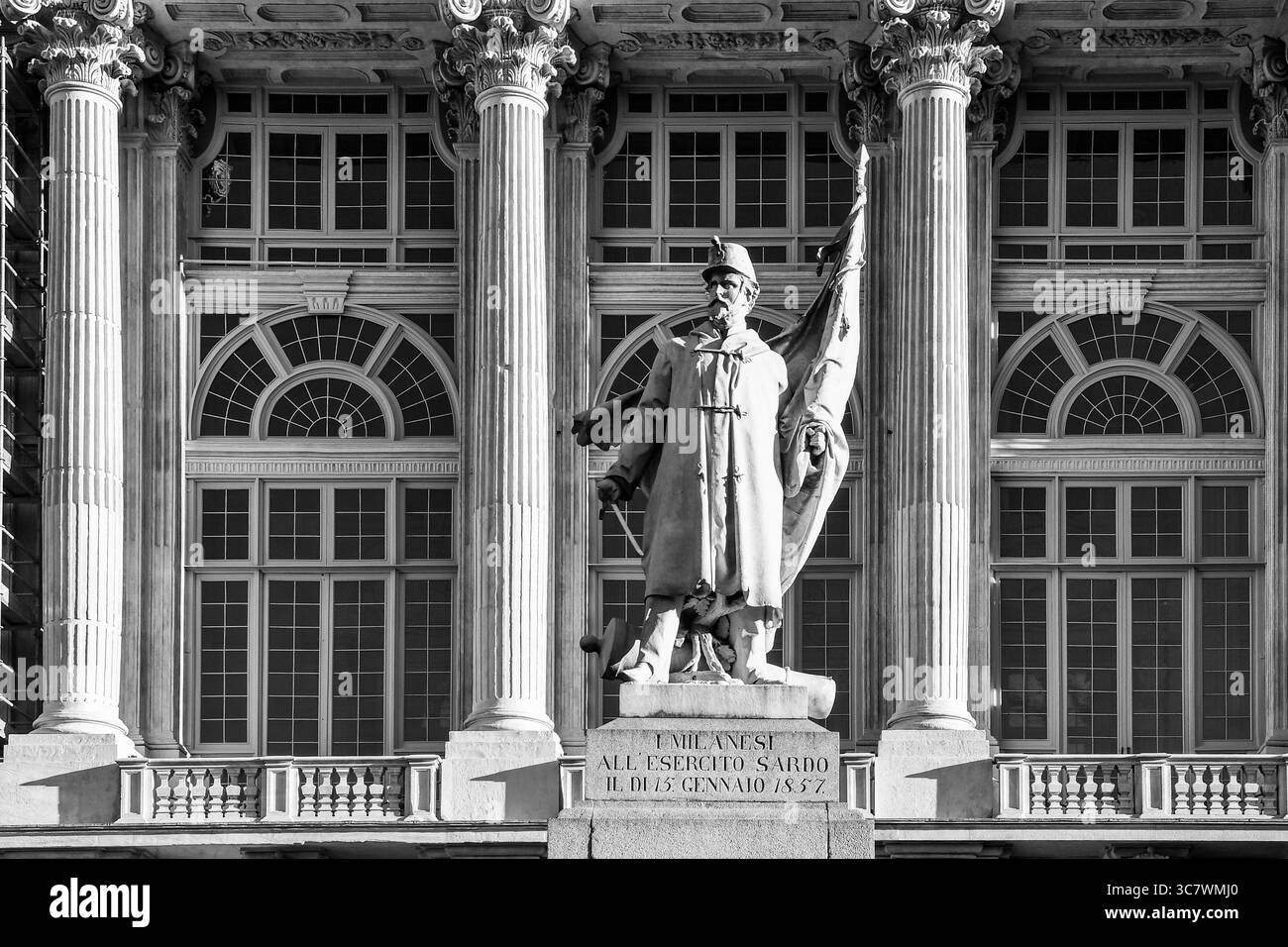 Noir et blanc. Monument au porte-étendard de l'armée sarde par Vincenzo Vela (1857) devant le Palazzo Madama, Turin, Piémont, Italie Banque D'Images