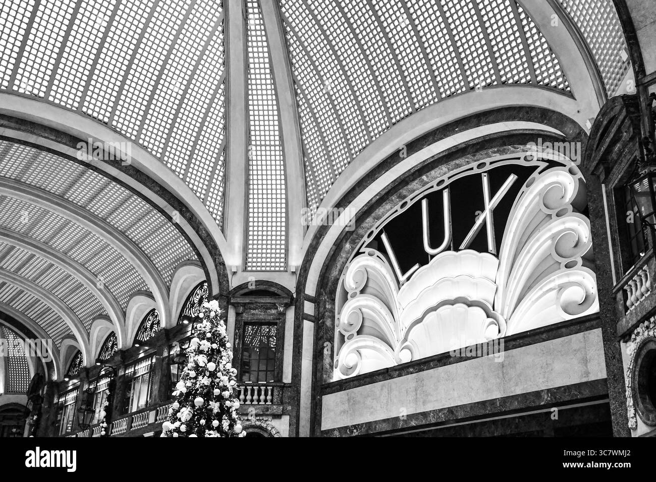 Lux Cinema signe, inauguré en 1934 dans la galerie marchande Galleria San Federico, avec un arbre de Noël en décembre, Turin, Piémont, Italie Banque D'Images