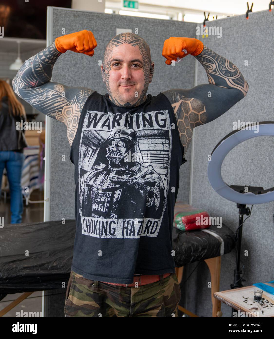 Août 2025 Un tatoueur britannique posant à la Newbury Tattoo Convention à Newbury, Berkshire, Angleterre, Royaume-Uni Banque D'Images