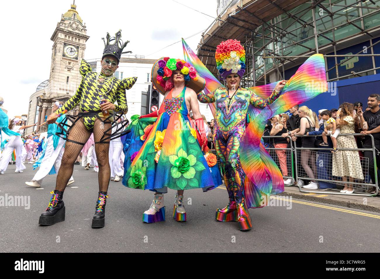 Brighton, ville de Brighton et Hove, East Sussex, Royaume-Uni. Brighton Pride 2025 Parade où des milliers de supporters ont acclamé le long de la route.. 2 août 2025 David Smith/Alamy Banque D'Images