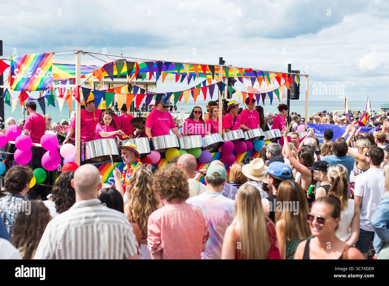 Brighton, East Sussex, Royaume-Uni. 2 août 2025. Brighton Pride Parade à Brighon, Royaume-Uni, le 2 août 2025. Brighton sort en couleur pour le Brighton & Hove LGBTQ+ Parade. Crédit : Francesca Moore/Alamy Live News Banque D'Images