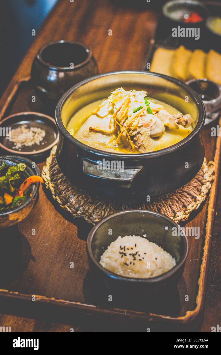 Perilla Seed Samgyetang soupe de poulet bio dans un pot en pierre Banque D'Images