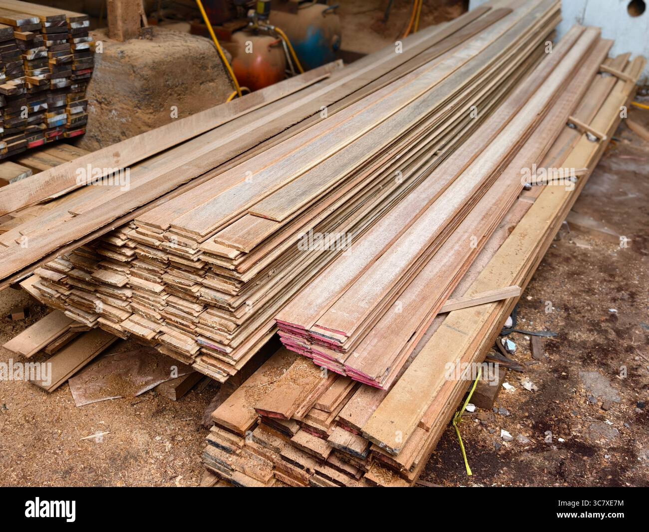 Pile de planches de bois traitées dans un atelier de menuiserie Banque D'Images