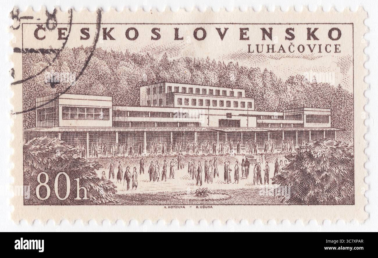TCHÉCOSLOVAQUIE - 1958 juin 25 : timbre-poste sépia à 80 haléř représentant une vue de Luhacovice, ville thermale du district de Zlín dans la région de Zlín, en Moravie. La plupart des bâtiments de la ville proviennent de son âge d'or dans la seconde moitié du 19ème siècle, lorsque de nombreuses célébrités et dirigeants européens sont venus profiter des sources curatives de dioxyde de carbone. Le centre-ville avec le paysage culturel spa est bien préservé et est protégé comme une réserve de monument urbain Banque D'Images