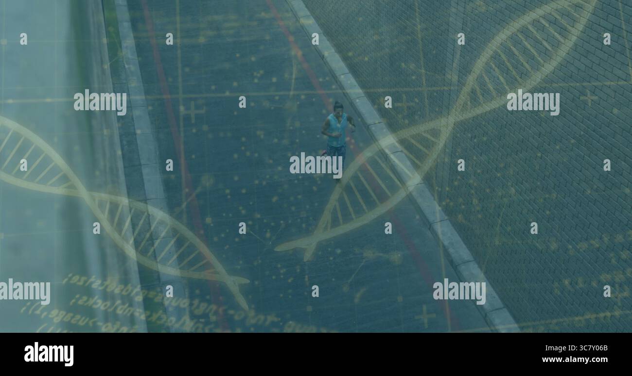 Jogger portant un haut bleu et une ceinture d'hydratation courant le long de la route urbaine, avec des panneaux de verre, superposition ADN Banque D'Images