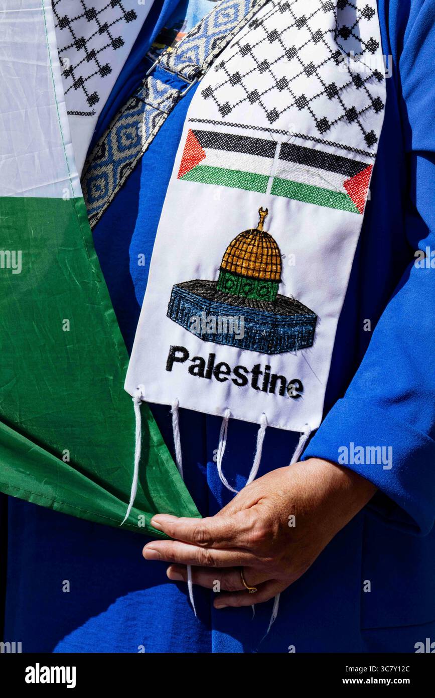 Montauban, France. 02 août 2025. Un manifestant porte une écharpe palestinienne. Rassemblement contre le génocide et pour exiger un cessez-le-feu et la fin de l'impunité du gouvernement israélien à Montauban, France, le 2 août 2025. Photo de Patricia Huchot-Boissier/ABACAPRESS.COM crédit : Abaca Press/Alamy Live News Banque D'Images