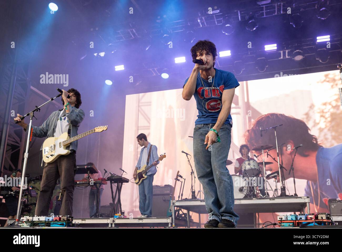 Chicago, États-Unis. 01 août 2025. Braeden Lemasters et Dylan Minnette de Wallows lors du Lollapalooza Music Festival le 1er août 2025, à Chicago, Illinois (photo de Daniel DeSlover/Sipa USA) crédit : Sipa USA/Alamy Live News Banque D'Images