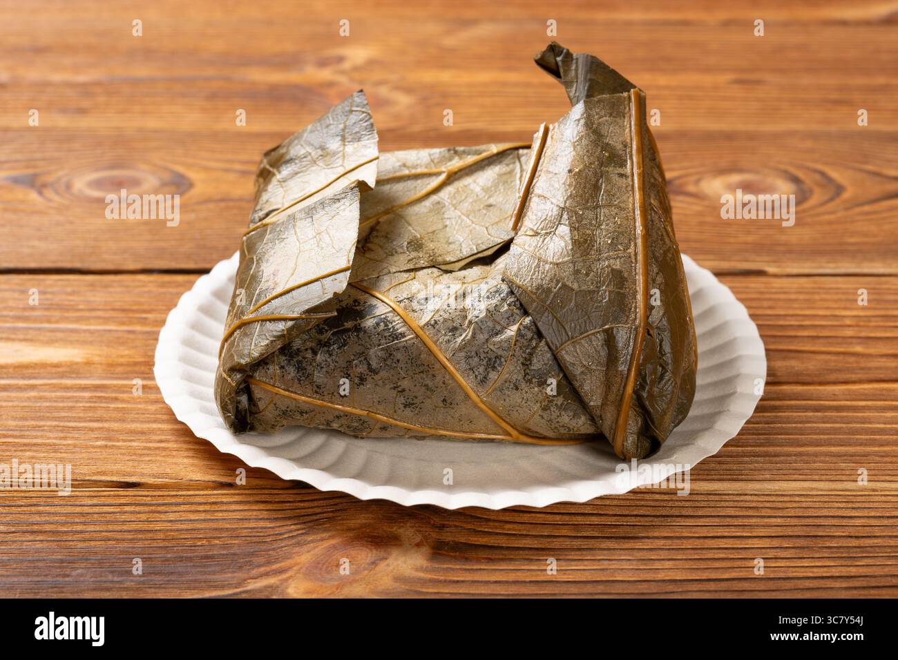 Nourriture traditionnelle cantonaise nommée riz collant enveloppé de feuilles de lotus Banque D'Images