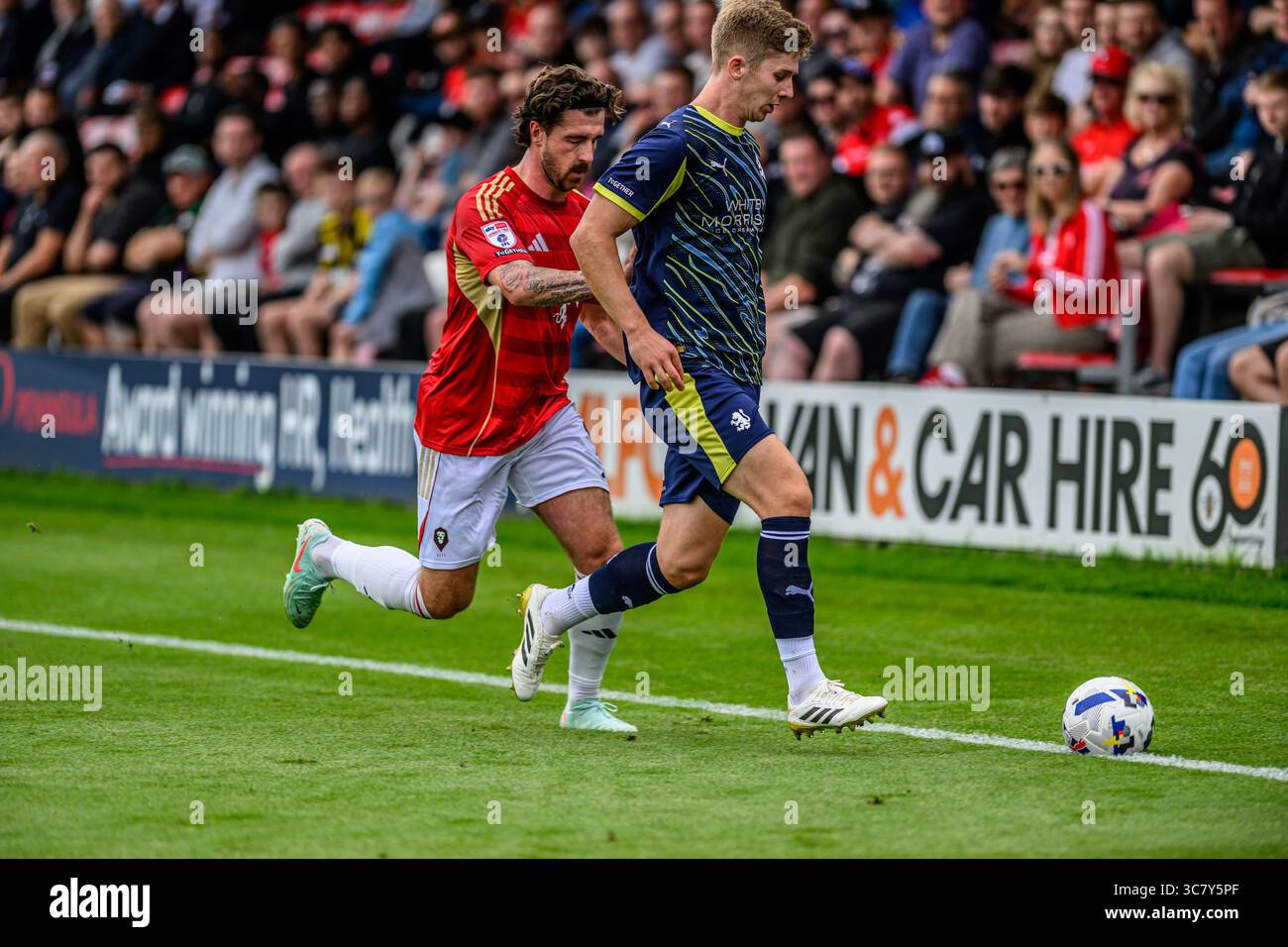 Cole Stockton du Salford City FC affronte James Connolly du Crewe Alexandra lors du match de Sky Bet League 2 entre Salford City et Crewe Alexandra au Peninsula Stadium de Salford le samedi 2 août 2025. (Photo : Ian Charles | mi News) crédit : MI News & Sport /Alamy Live News Banque D'Images
