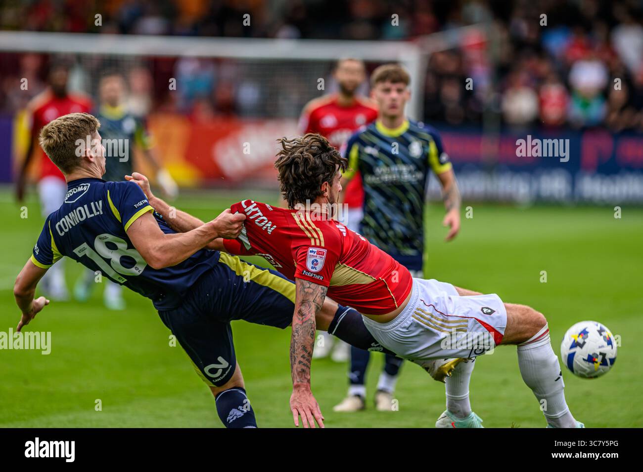 James Connolly de Crewe Alexandra tire Cole Stockton de Salford City FC vers le bas lors du match de Sky Bet League 2 entre Salford City et Crewe Alexandra au Peninsula Stadium de Salford le samedi 2 août 2025. (Photo : Ian Charles | mi News) crédit : MI News & Sport /Alamy Live News Banque D'Images