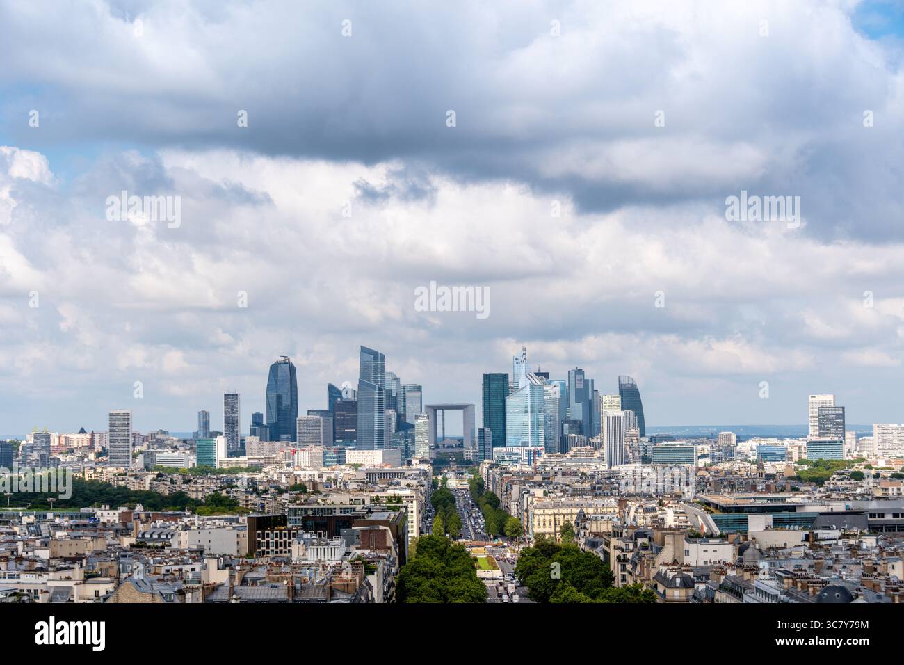 Vue aérienne lointaine des immeubles de bureaux modernes et des tours du quartier d'affaires de Paris-la Défense. Ciel nuageux. Espace négatif Banque D'Images