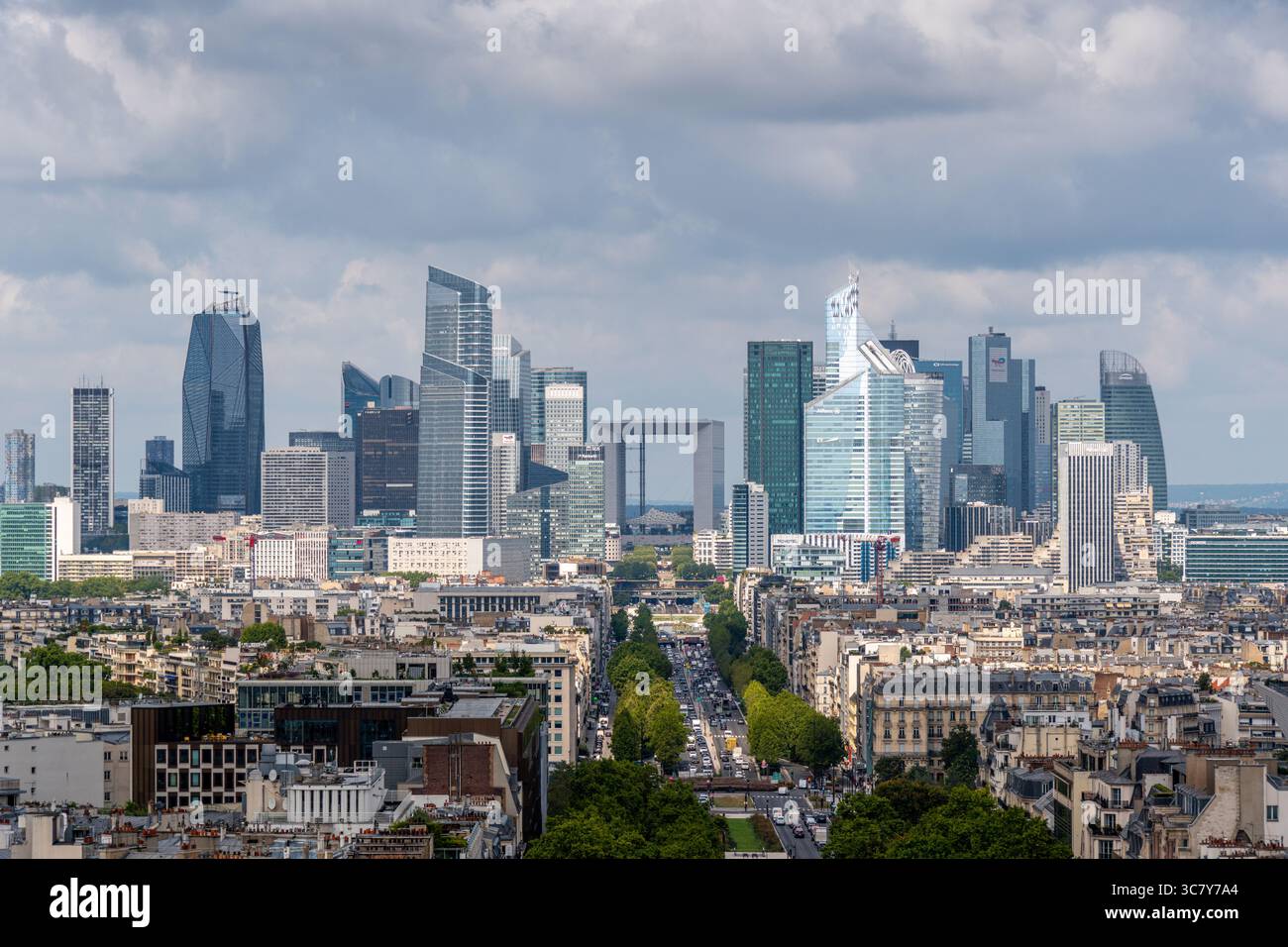 Vue aérienne lointaine sur les tours et les immeubles de bureaux modernes du quartier d'affaires de Paris-la Défense. Ciel nuageux Banque D'Images