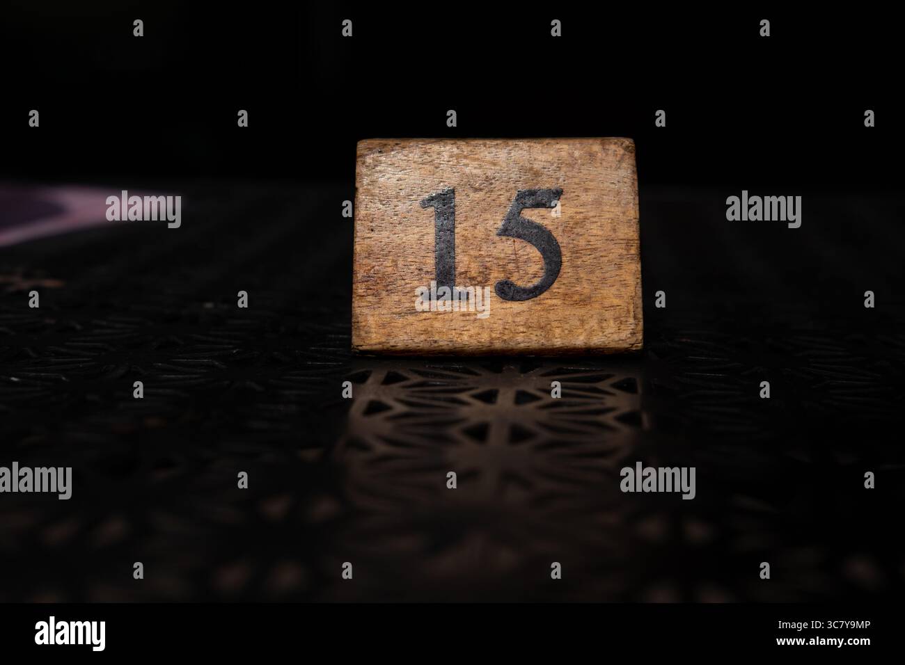 Numéro 15 sur un bloc de bois. Quinze. Âge. Date. Numéro chanceux. Grunge. Banque D'Images