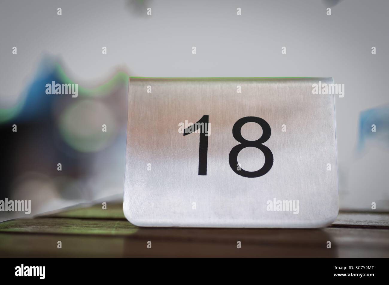 Table numéro 18 dans un restaurant. Prêt pour l'entretien. Banque D'Images