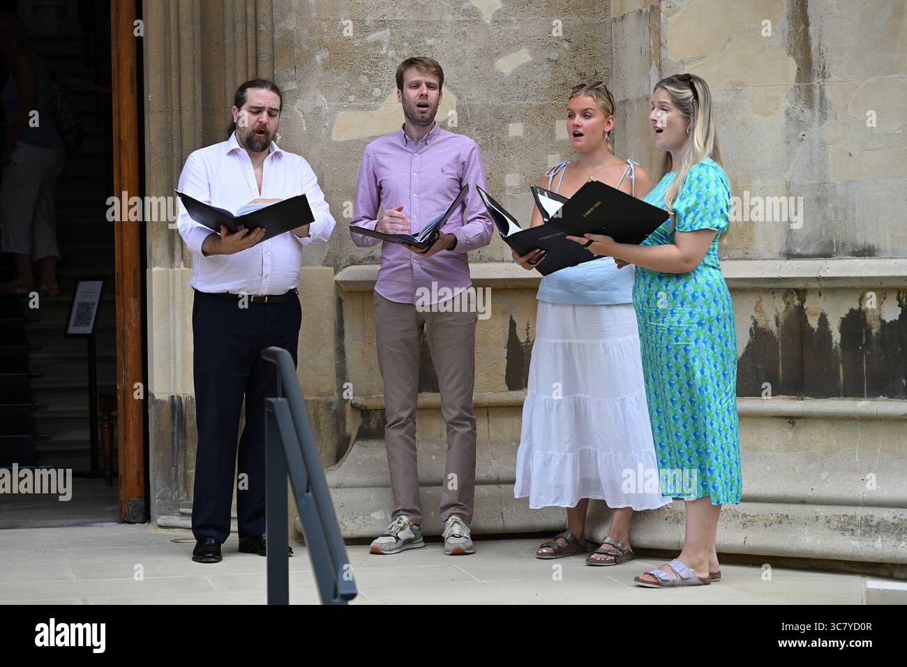 Une chorale mixte se produisant devant l'entrée du Lambeth Palace - Londres Royaume-Uni Banque D'Images Une chorale mixte se produisant devant l'entrée du Lambeth Palace - Londres Royaume-Uni Banque D'Images