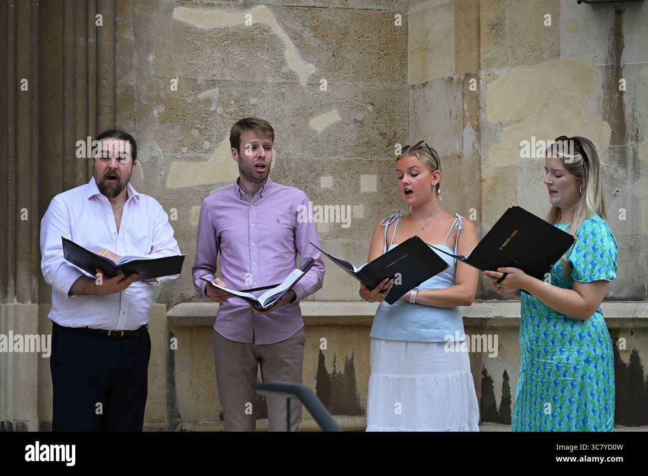 Une chorale mixte se produisant devant l'entrée du Lambeth Palace - Londres Royaume-Uni Banque D'Images Une chorale mixte se produisant devant l'entrée du Lambeth Palace - Londres Royaume-Uni Banque D'Images