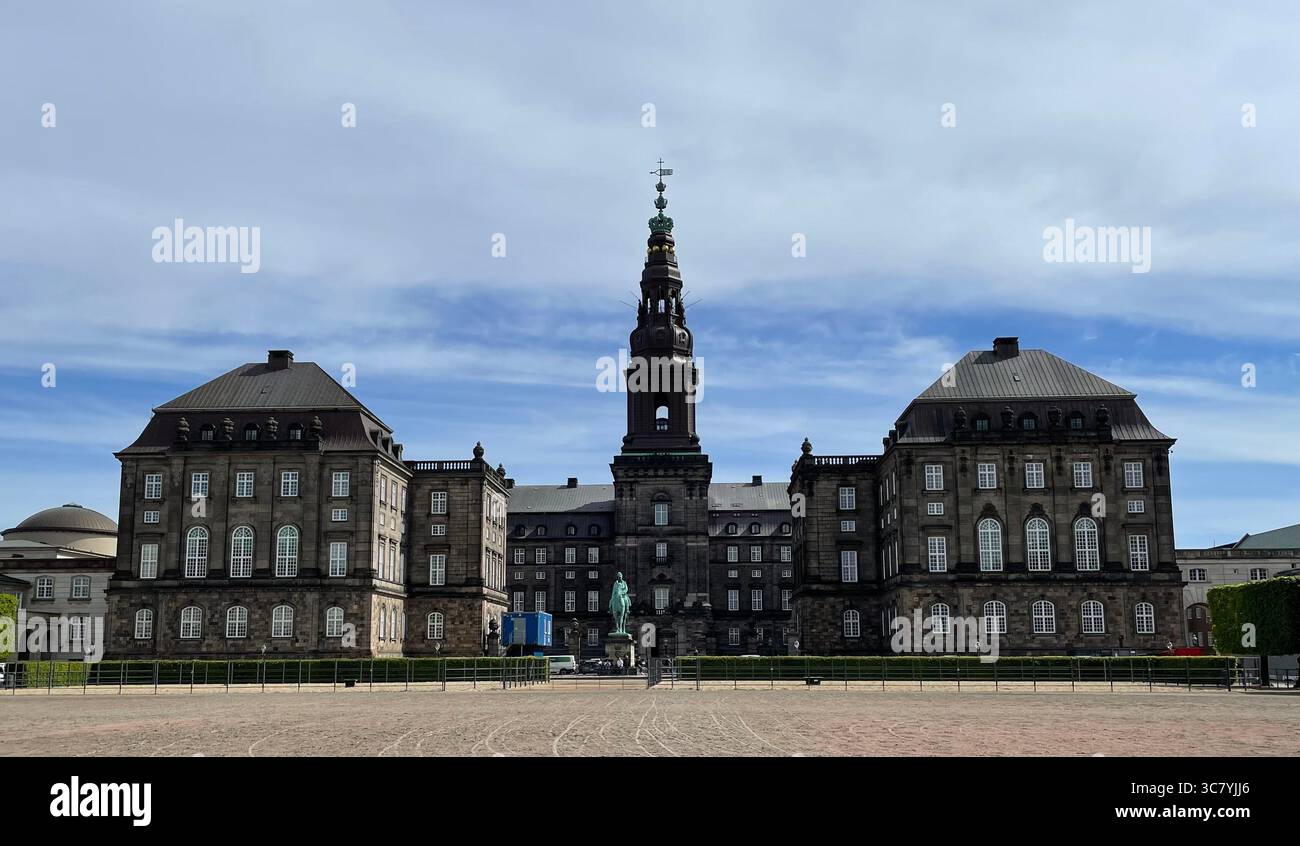 Vue du palais Christiansborg situé à Copenhague, Danemark. - Image de stock capturée avec un smartphone