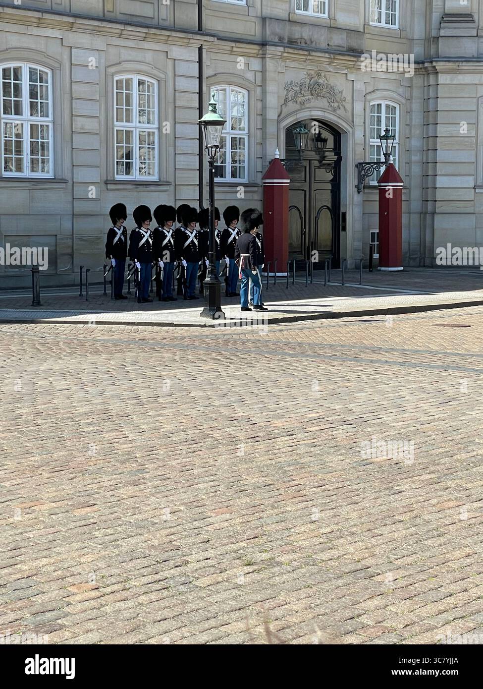 Relève de la garde au palais d'Amalienborg à Copenhague, Danemark. - Image de stock capturée avec un smartphone