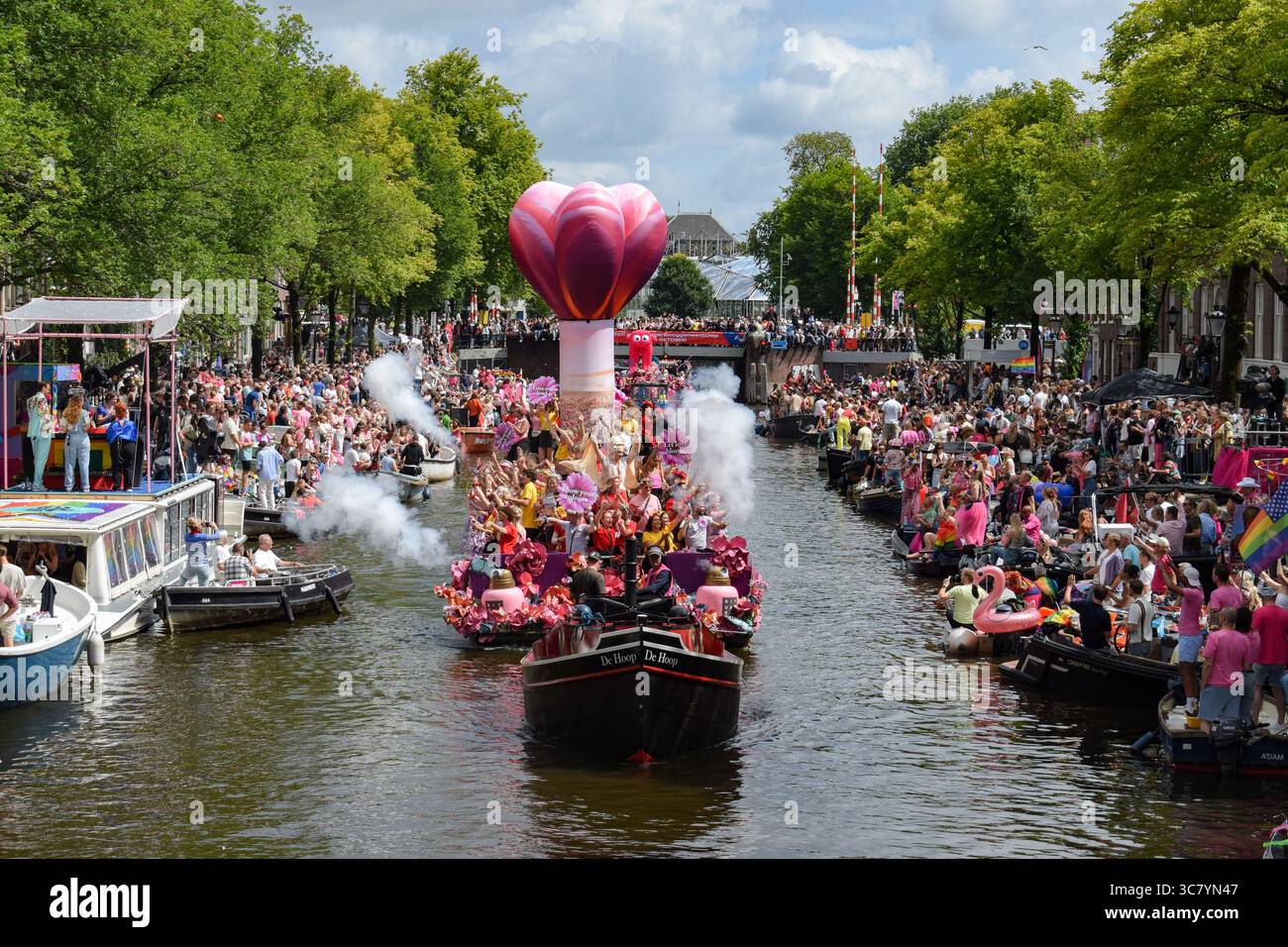 Amsterdam, pays-Bas, 2 août 2025. Les bateaux avec les participants célébrant la fierté naviguent pendant le canal Parade. La Pride Amsterdam canal Parade dispose d'une flottille de bateaux aux couleurs vives et se tient chaque année au centre d'Amsterdam, attirant plusieurs milliers de visiteurs. Crédit : Dimitris Aspiotis/Alamy Live News Banque D'Images