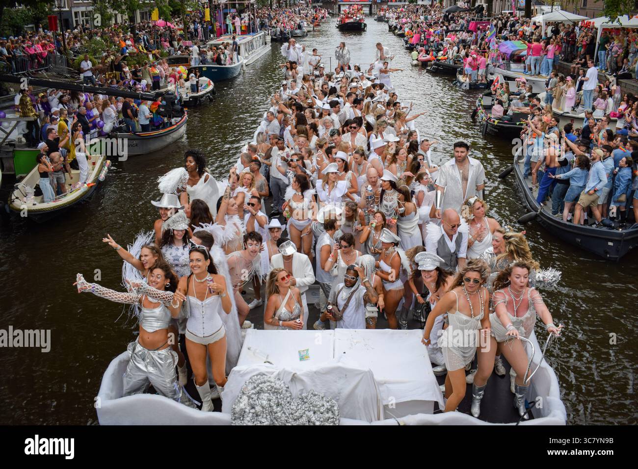 Amsterdam, pays-Bas, 2 août 2025. Les bateaux avec les participants célébrant la fierté naviguent pendant le canal Parade. La Pride Amsterdam canal Parade dispose d'une flottille de bateaux aux couleurs vives et se tient chaque année au centre d'Amsterdam, attirant plusieurs milliers de visiteurs. Crédit : Dimitris Aspiotis/Alamy Live News Banque D'Images