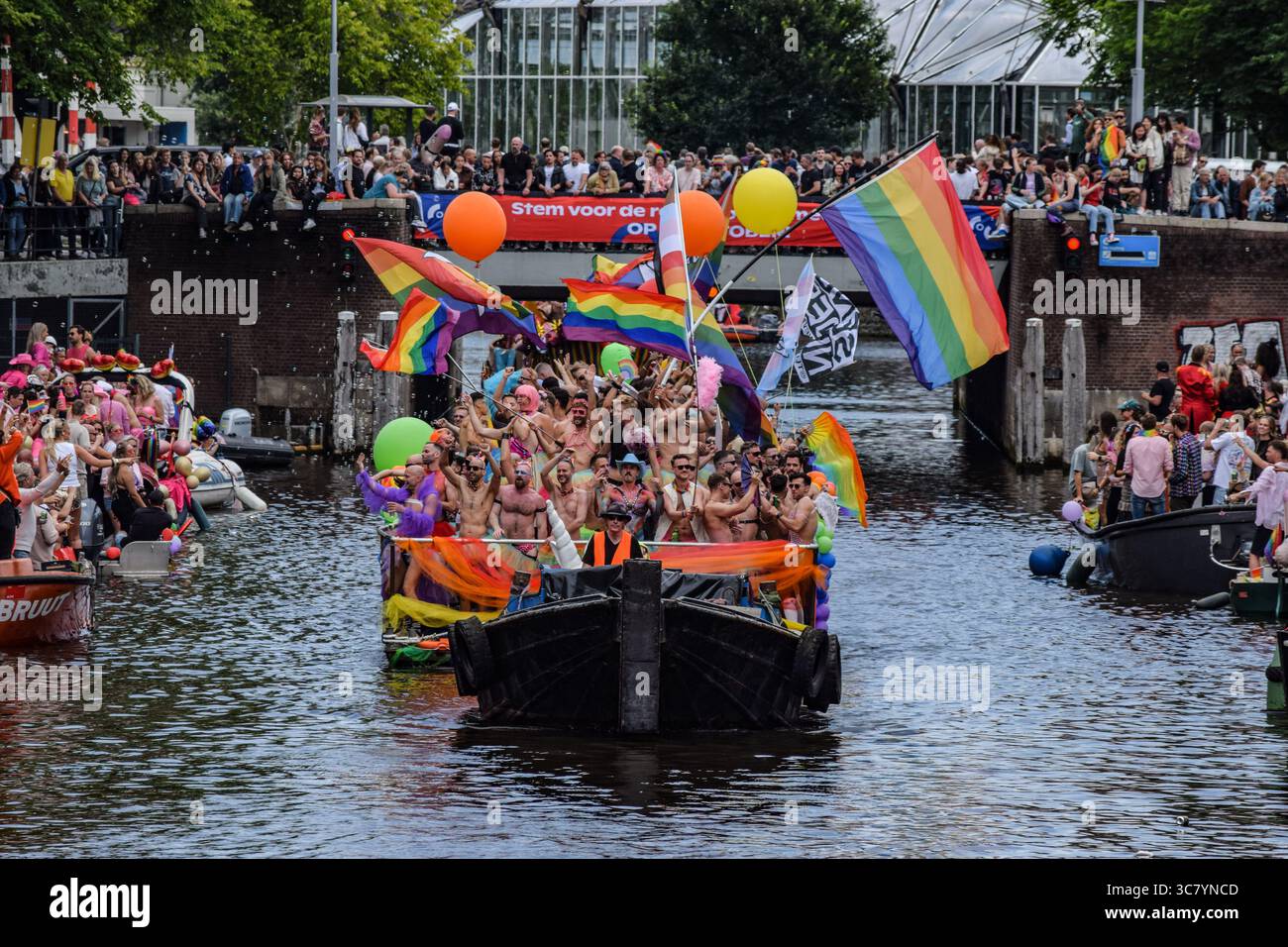 Amsterdam, pays-Bas, 2 août 2025. Les bateaux avec les participants célébrant la fierté naviguent pendant le canal Parade. La Pride Amsterdam canal Parade dispose d'une flottille de bateaux aux couleurs vives et se tient chaque année au centre d'Amsterdam, attirant plusieurs milliers de visiteurs. Crédit : Dimitris Aspiotis/Alamy Live News Banque D'Images