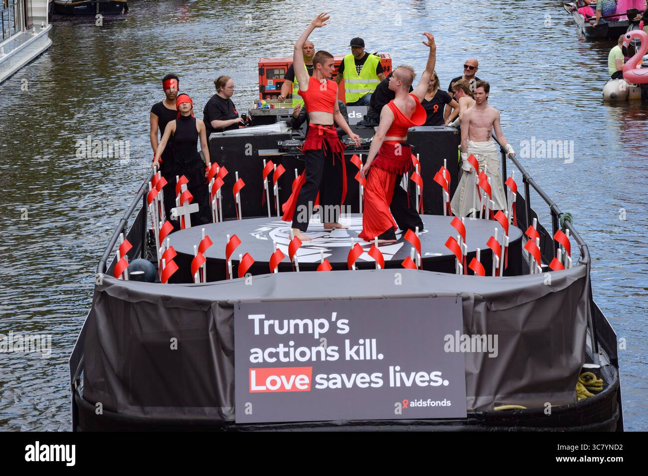 Amsterdam, pays-Bas, 2 août 2025. Un bateau avec le slogan « Trump’s actions Kill » navigue pendant la parade du canal tandis que les participants exécutent un spectacle de danse en marchant sur un croquis représentant POTUS Donald Trump. La Pride Amsterdam canal Parade dispose d'une flottille de bateaux aux couleurs vives et se tient chaque année au centre d'Amsterdam, attirant plusieurs milliers de visiteurs. Crédit : Dimitris Aspiotis/Alamy Live News Banque D'Images