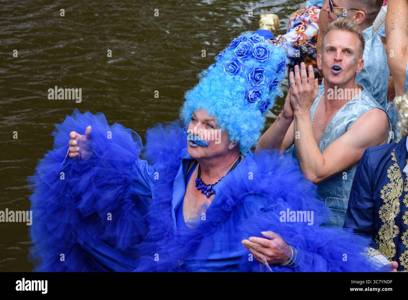 Amsterdam, pays-Bas, 2 août 2025. Les bateaux avec les participants célébrant la fierté naviguent pendant le canal Parade. La Pride Amsterdam canal Parade dispose d'une flottille de bateaux aux couleurs vives et se tient chaque année au centre d'Amsterdam, attirant plusieurs milliers de visiteurs. Crédit : Dimitris Aspiotis/Alamy Live News Banque D'Images