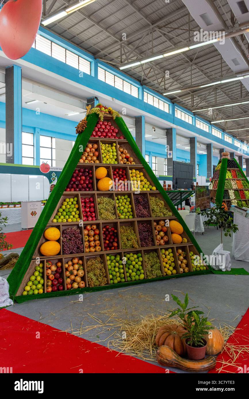 Fruits frais exposés sur une forme pyramidale dans un marché de la ville d'Alger, Algérie. Banque D'Images