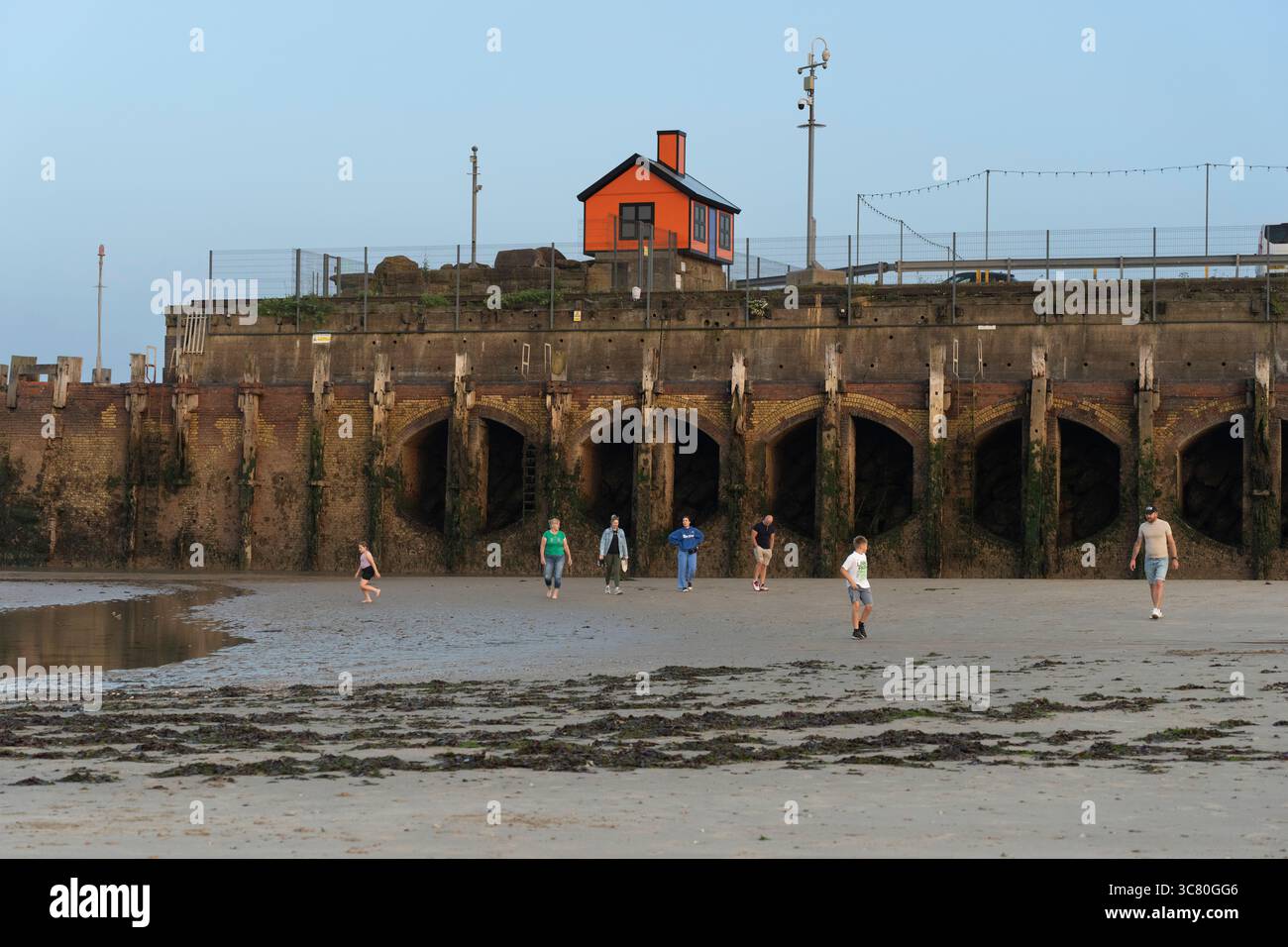 Les gens se promènent sur Folkestone Banque D'Images