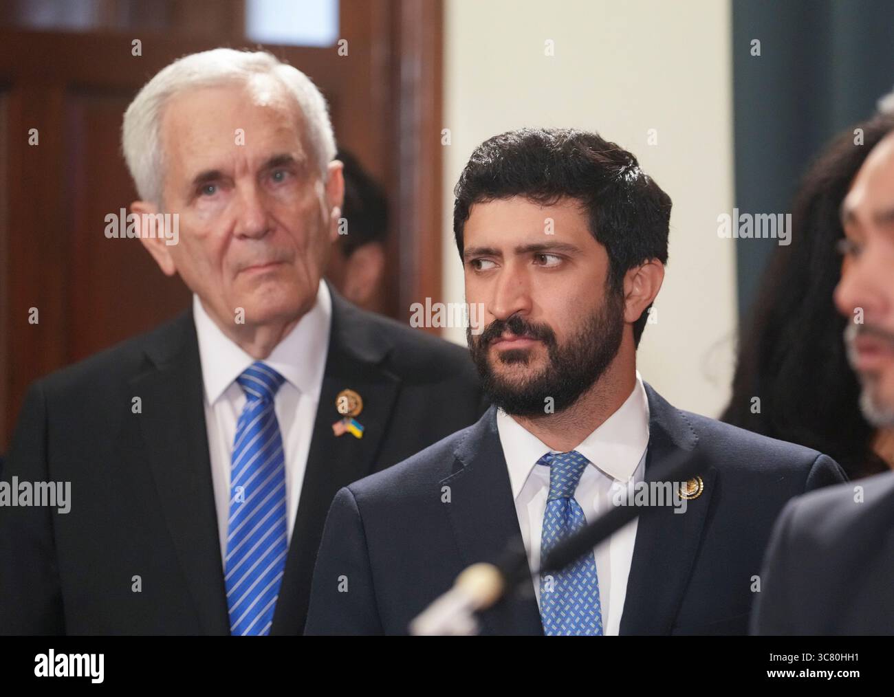 Austin, Texas, États-Unis. 31 juillet 2025. Les représentants américains Lloyd Doggett et Greg Casar écoutent lors d'une conférence de presse avec les dirigeants démocrates du Texas au Capitole du Texas le 31 juillet 2025. Les démocrates combattent les efforts de redécoupage républicain de mi-décennie influencés par le président Donald Trump. (Crédit image : © Bob Daemmrich/ZUMA Press Wire) USAGE ÉDITORIAL SEULEMENT ! Non destiné à UN USAGE commercial ! Banque D'Images