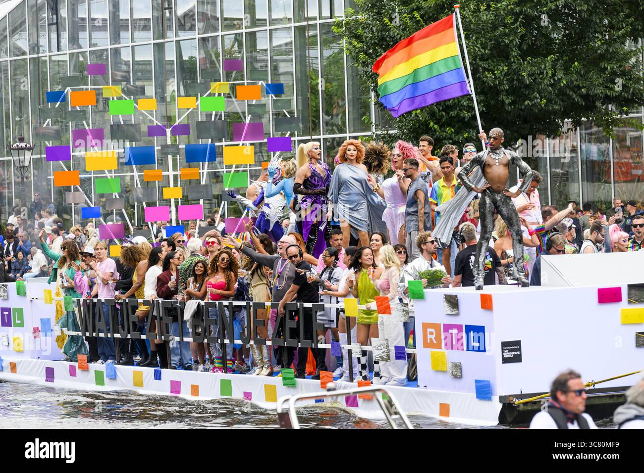 Amsterdam, pays-Bas, 2025-08-02 13 :37 :27 AMSTERDAM, 02-08-2025Pride Amsterdam dans le centre-ville d'Amsterdam. Le point culminant est le canal Parade, une procession colorée de bateaux naviguant à travers les canaux.PHOTO : NLBeeld/Patrick van EmstPhoto : RTL Boot Credit : NL Beeld / Patrick van EMST Credit : NL Beeld/Alamy Live News Banque D'Images