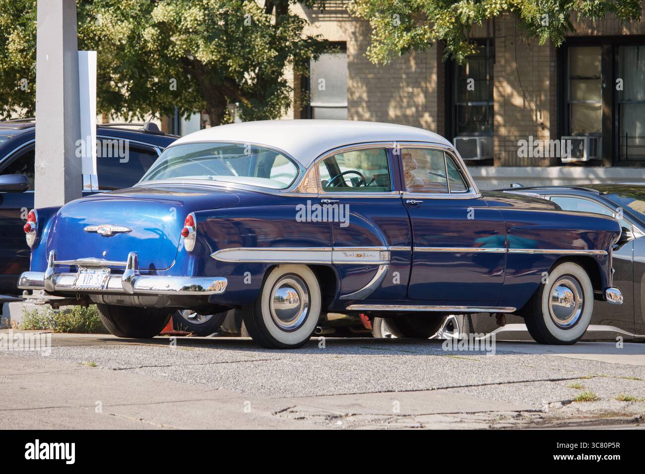une berline quatre portes chevrolet belair bleue et blanche, garée dans une rue de la ville, un modèle de voiture américaine classique des années 1950 Banque D'Images