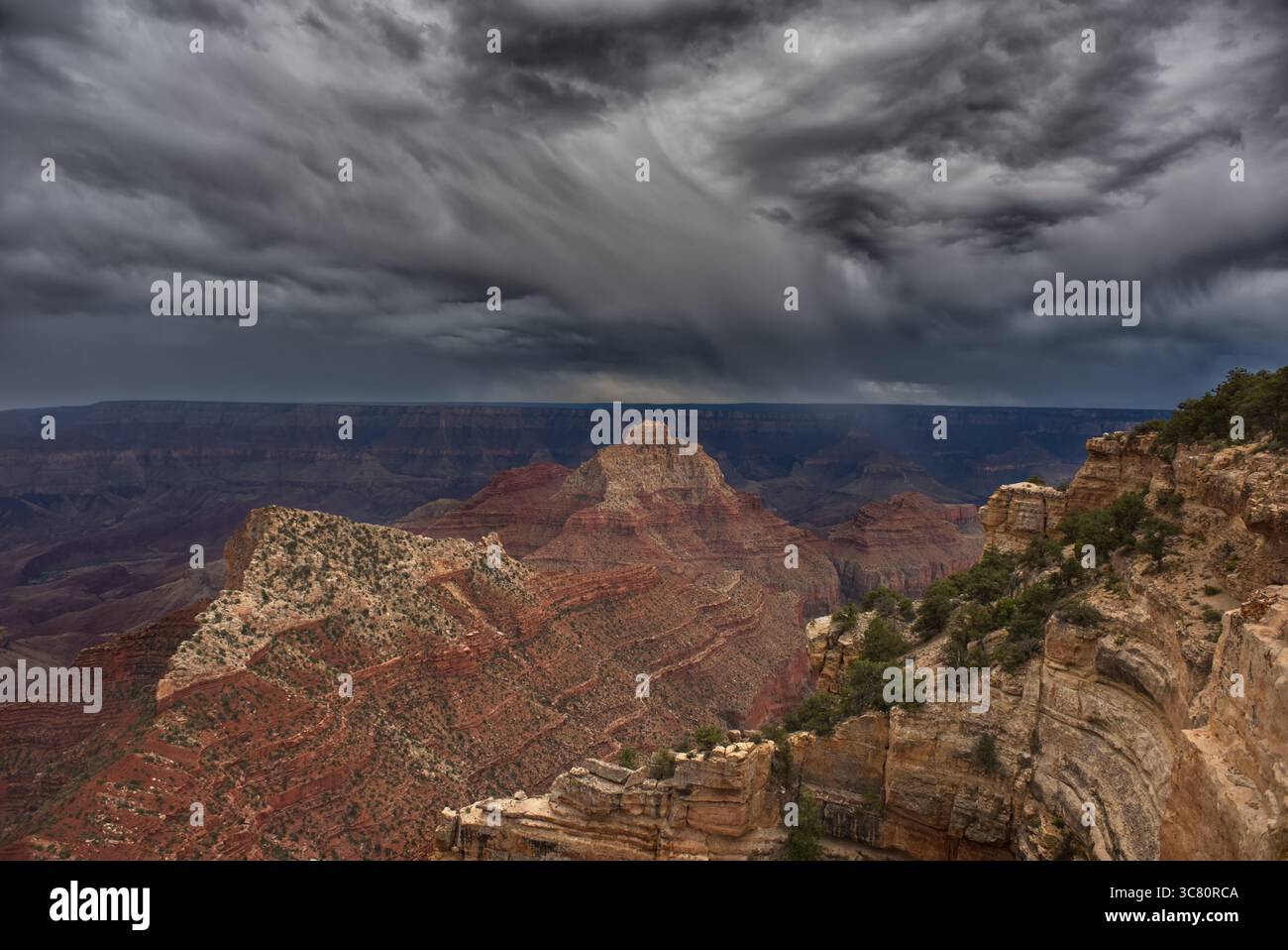 Ciel gris orageux au-dessus de Freya's Castle Peak et du temple Vishnu dans le Grand Canyon vu du plateau nord, Arizona, États-Unis Banque D'Images