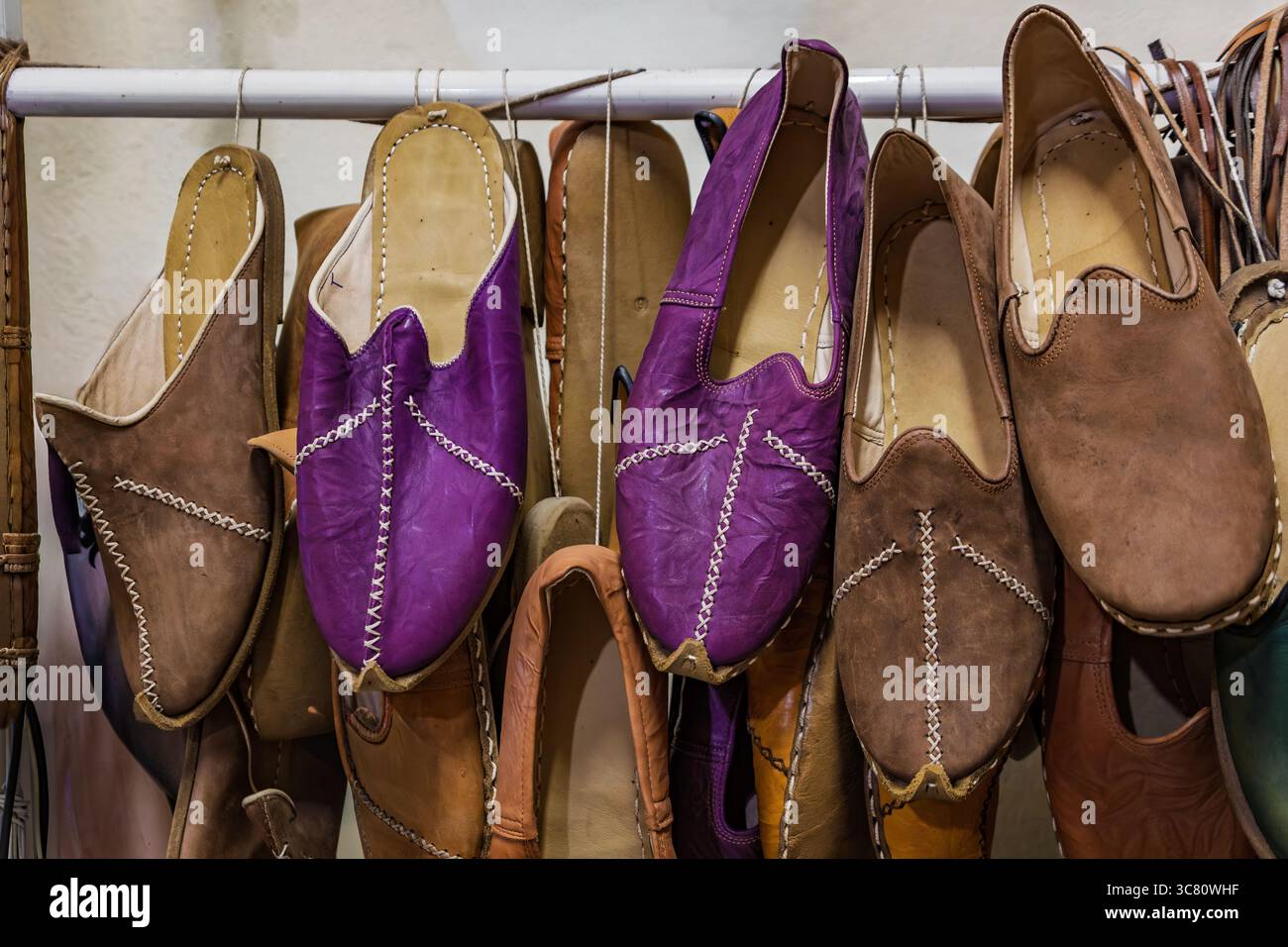 Chaussures en cuir turc faites à la main, ou pantoufles yéménites ou cariques, avec des coutures traditionnelles en vente dans un magasin du Grand Bazar à Istanbul, Turquie Banque D'Images